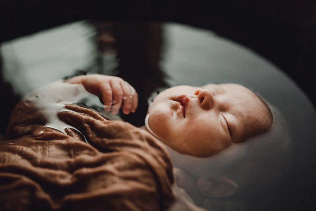 Reportage photo Bain des Merveilles à Toulouse - prestations 1 Bain bébé enveloppé - Bain des Merveilles à Toulouse avec Bulle de Bébé et Maïda R. Photographe