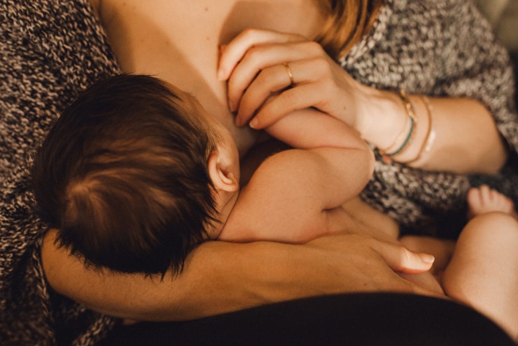 00057 photographe maternite intimiste toulouse grossesse bebe peau a peau &ndash; Maïda R. Mariage et famille