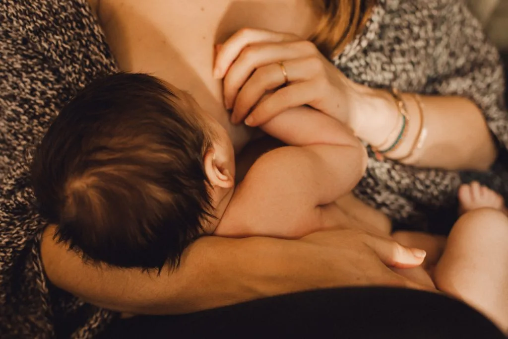 Maternité intimiste à domicile à Toulouse - maman bébé en peau à peau 7 00057 photographe maternite intimiste toulouse grossesse bebe peau a peau – Maïda R. Maternité & famille