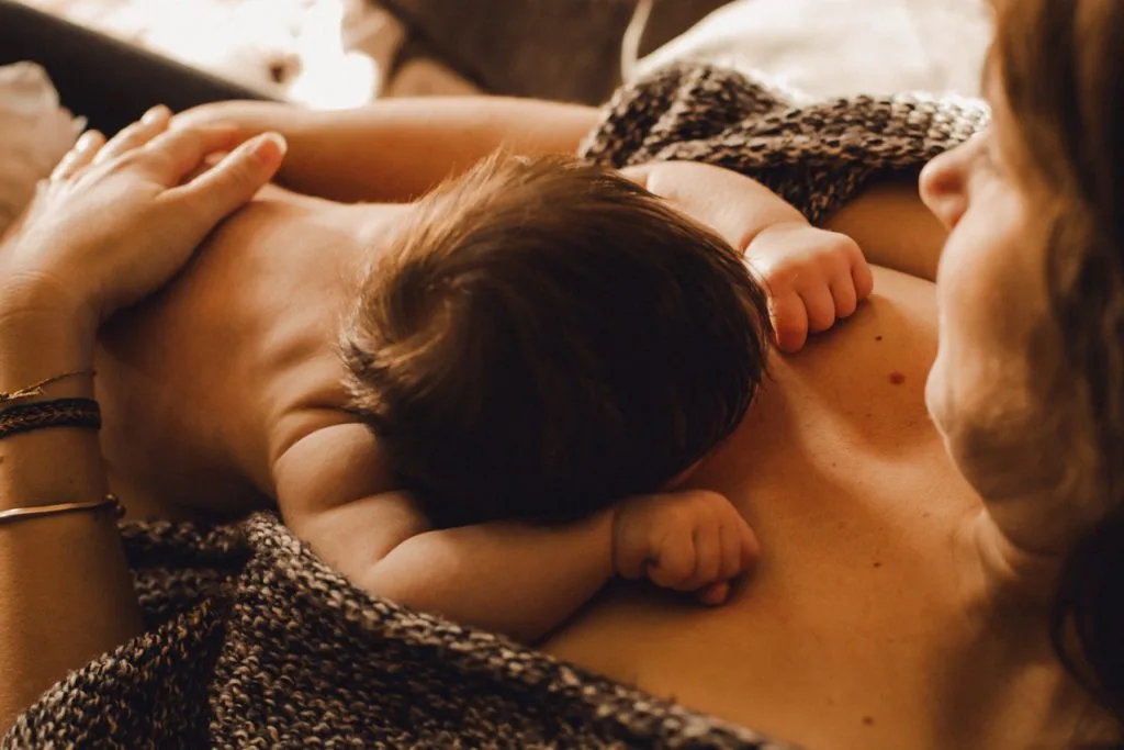 Maternité intimiste à domicile à Toulouse - maman bébé en peau à peau 1 00071 photographe maternite intimiste toulouse grossesse bebe peau a peau – Maïda R. Maternité & famille