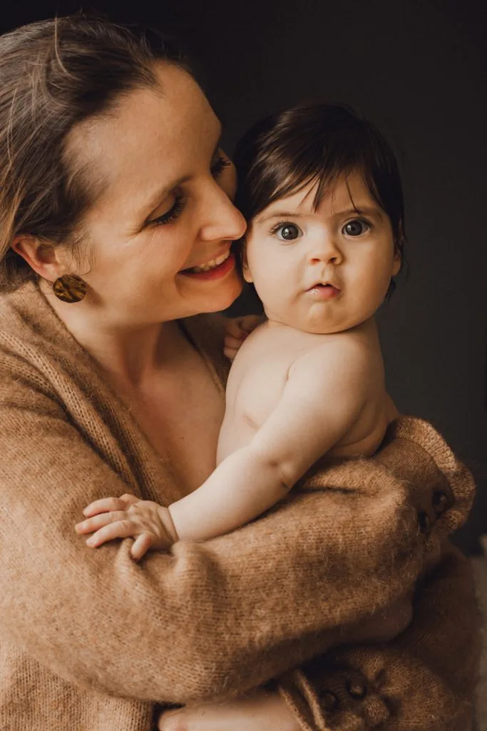 Maternité intimiste à domicile à Toulouse - maman bébé en peau à peau 9 0011 maternite intimiste photographe bebe maman toulouse famille – Maïda R. Maternité & famille
