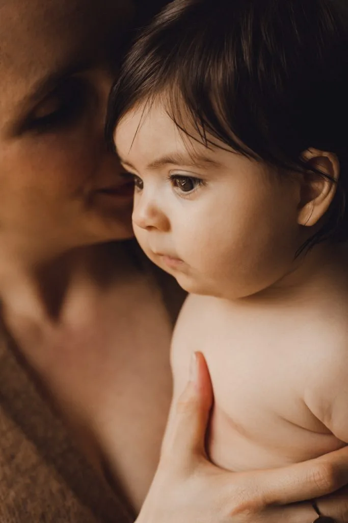 Maternité intimiste à domicile à Toulouse - maman bébé en peau à peau 6 0025 maternite intimiste photographe bebe maman toulouse famille – Maïda R. Maternité & famille