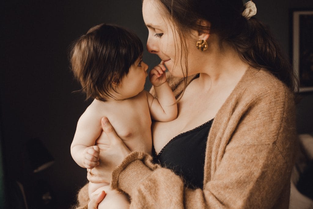 0042 maternite intimiste photographe bebe maman toulouse famille &ndash; Maïda R. Mariage et famille