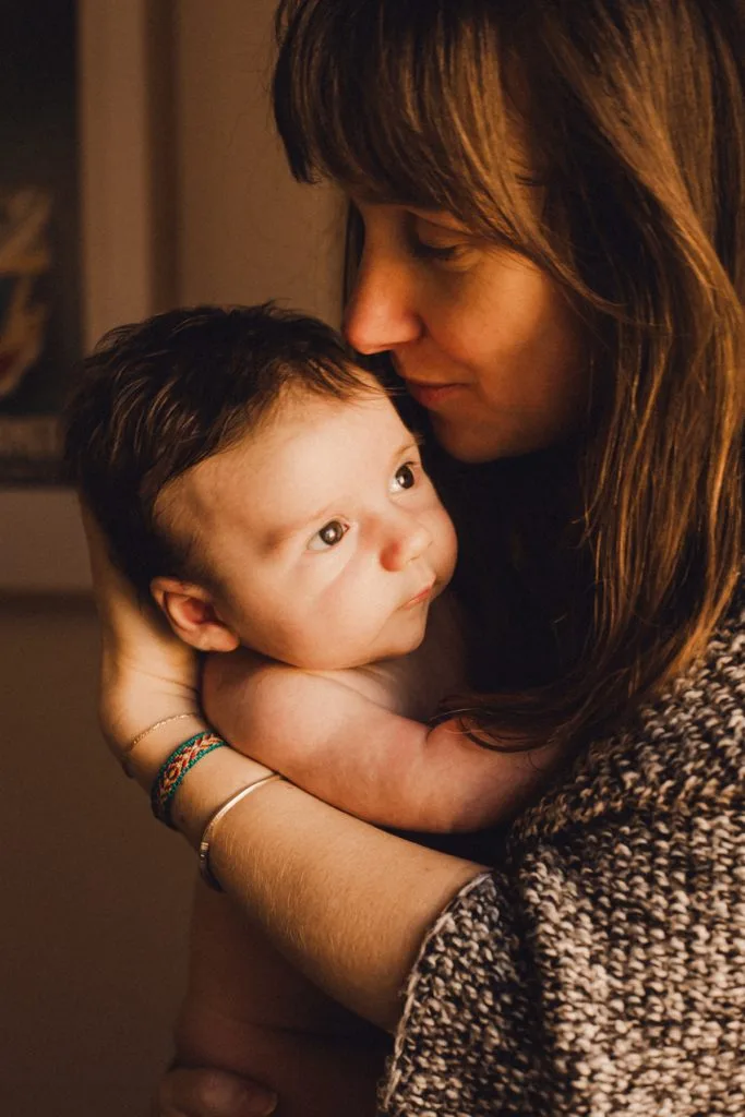 Maternité intimiste à domicile à Toulouse - maman bébé en peau à peau 5 00025 photographe maternite intimiste toulouse grossesse bebe peau a peau – Maïda R. Maternité & famille