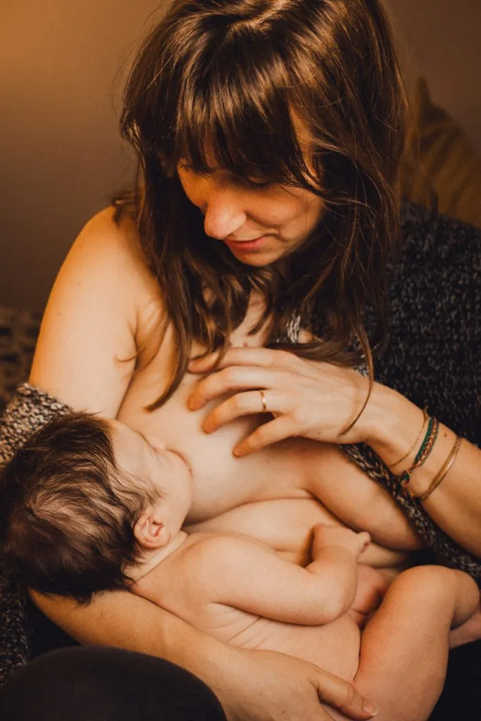 Maternité intimiste à domicile à Toulouse - maman bébé en peau à peau 2 00037 photographe maternite intimiste toulouse grossesse bebe peau a peau – Maïda R. Maternité & famille