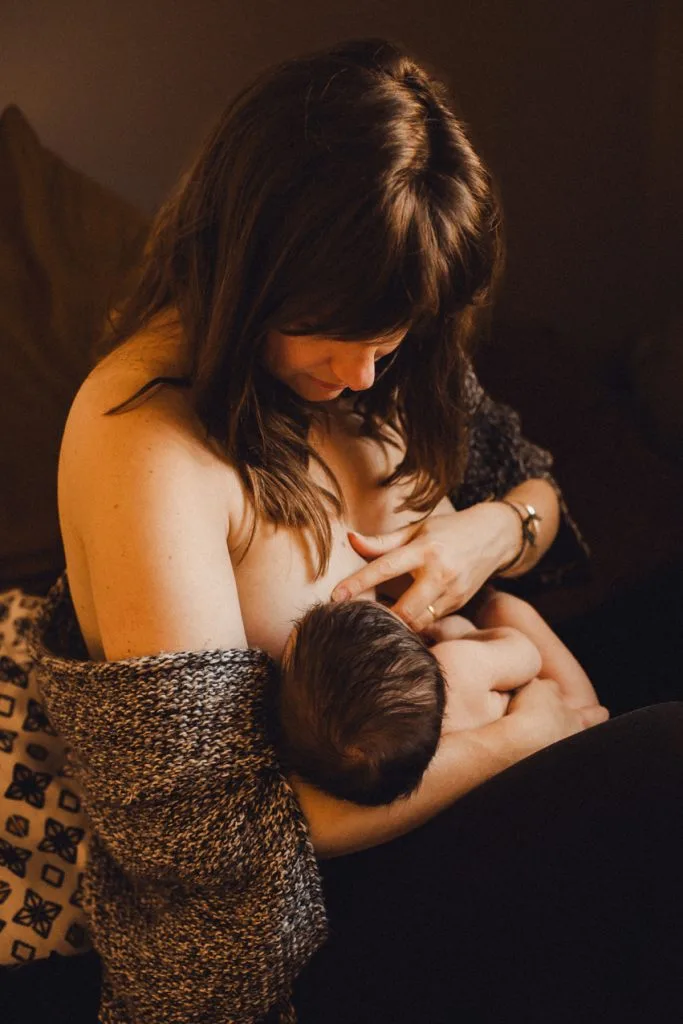 Maternité intimiste à domicile à Toulouse - maman bébé en peau à peau 27 00038 photographe maternite intimiste toulouse grossesse bebe peau a peau – Maïda R. Maternité & famille