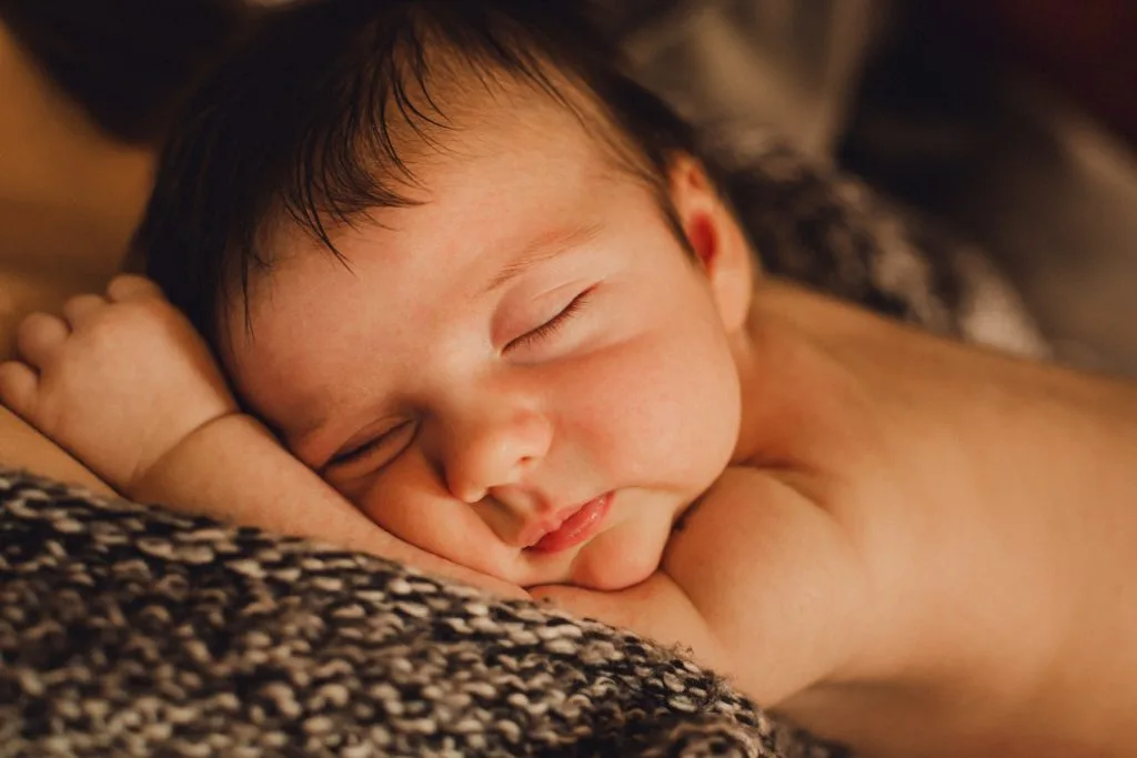 Maternité intimiste à domicile à Toulouse - maman bébé en peau à peau 18 00067 photographe maternite intimiste toulouse grossesse bebe peau a peau – Maïda R. Maternité & famille