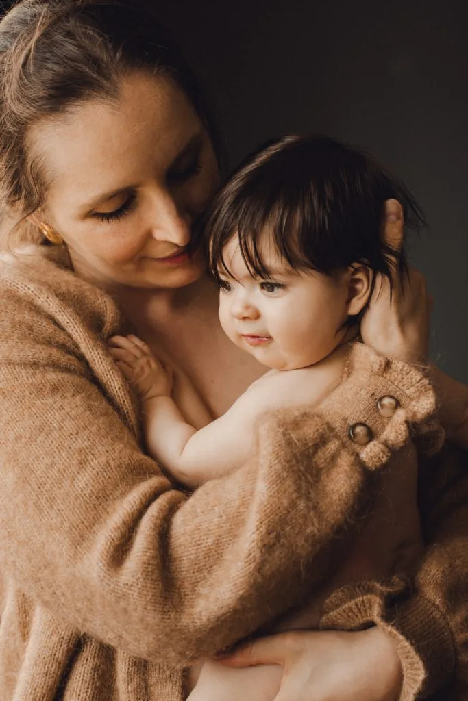 Maternité intimiste à domicile à Toulouse - maman bébé en peau à peau 17 0055 maternite intimiste photographe bebe maman toulouse famille – Maïda R. Maternité & famille